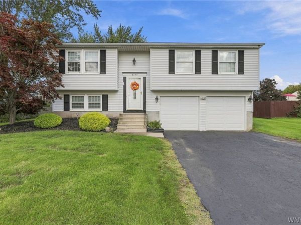 6593 Royal Parkway S, Lockport, NY 14094