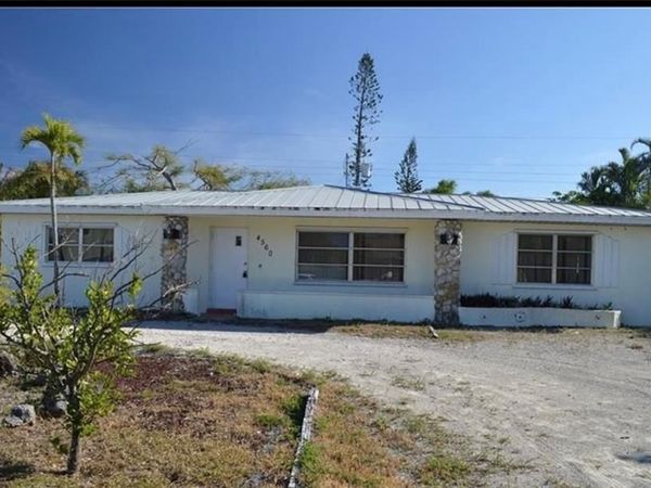4560 Capri DR , NAPLES, FL 34103