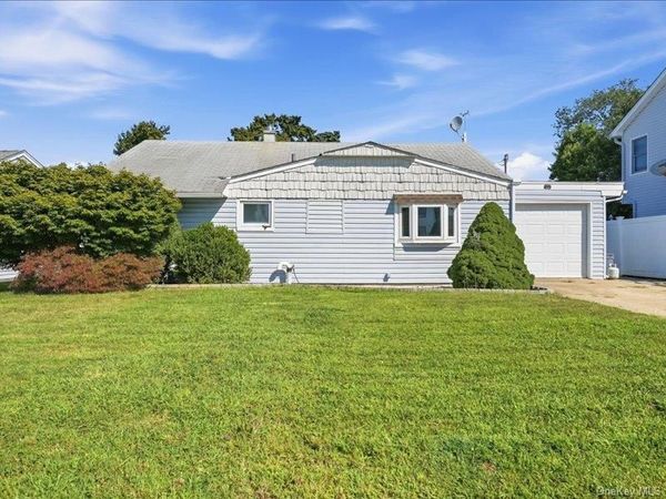 11 Hoover Lane , Bethpage, NY 11714