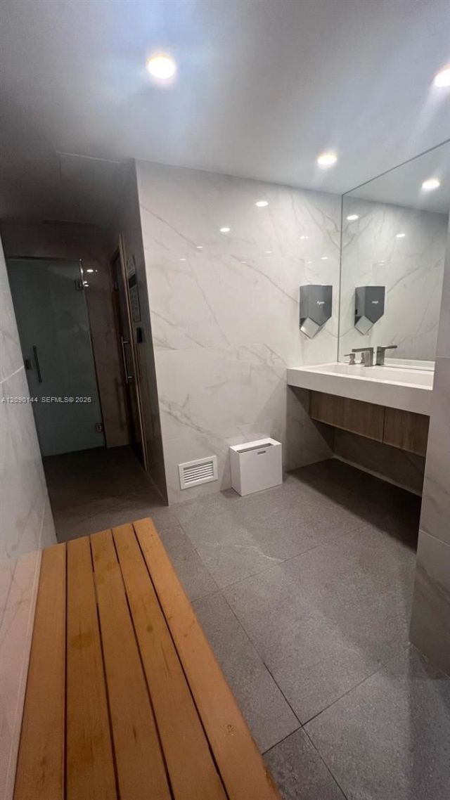 345 Ocean Dr , Unit 525, Miami Beach, FL 33139 Photo