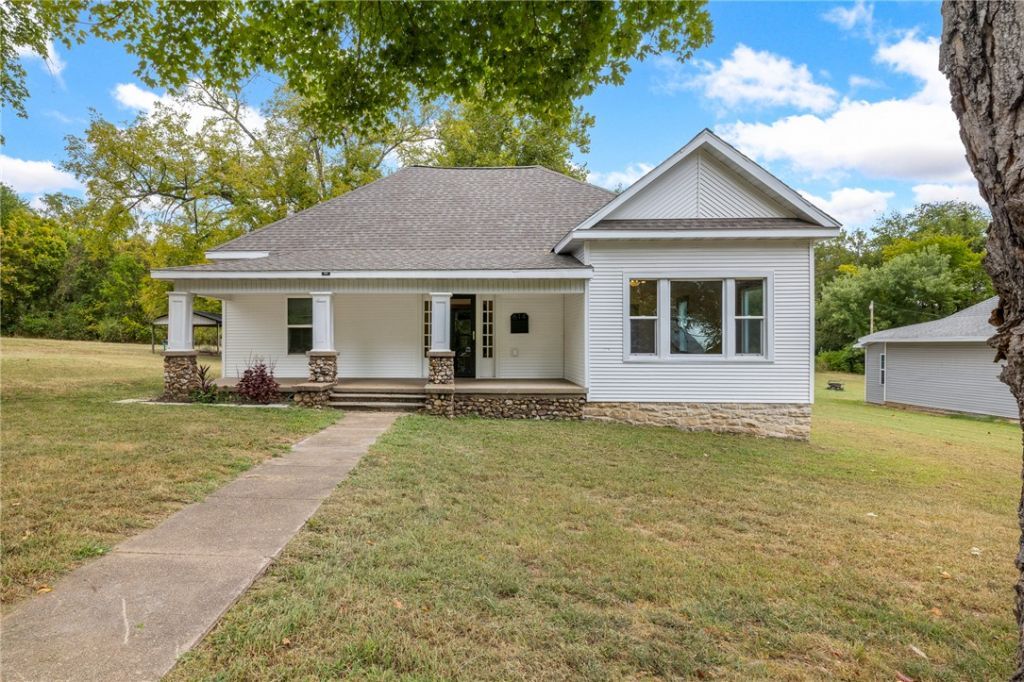 614 Church Avenue, Berryville, AR 72616 Main Photo
