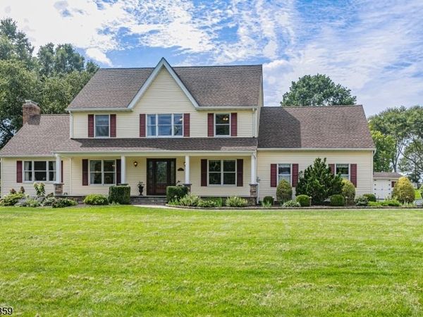 9 Summershade Ln, Raritan, NJ 08551