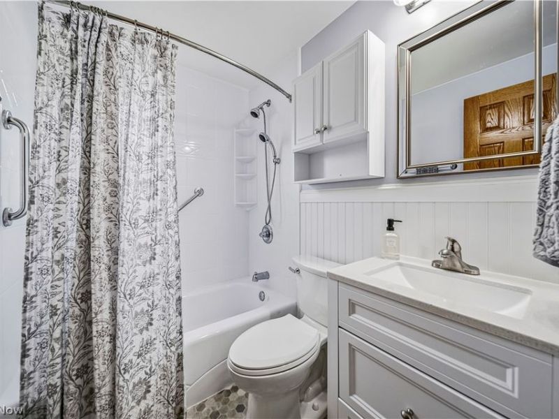 33450 Willowick Drive, Eastlake, OH 44095 Photo 12