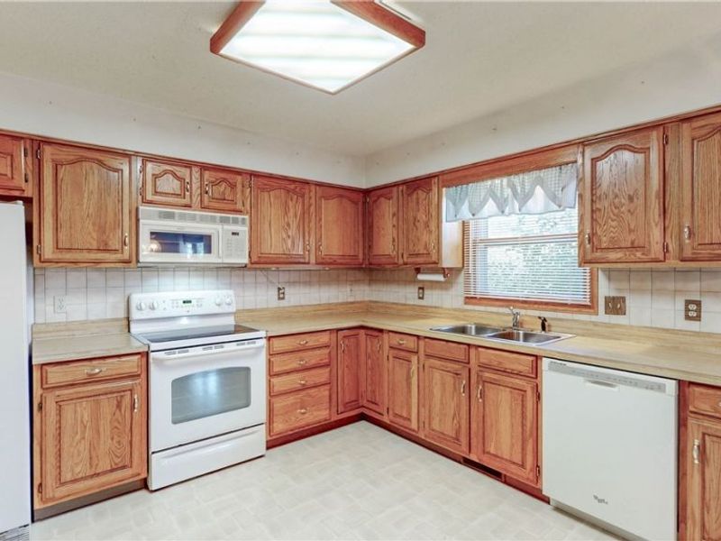 230 Park Place Drive, Wadsworth, OH 44281 Photo 8