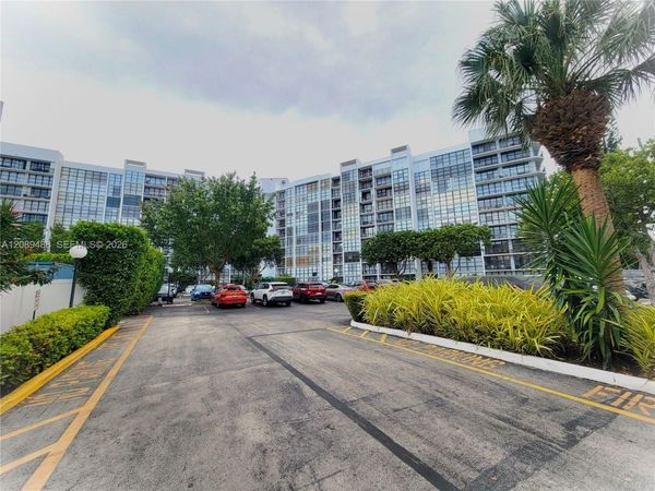 800 Parkview Dr, Unit 309, Hallandale Beach, FL 33009