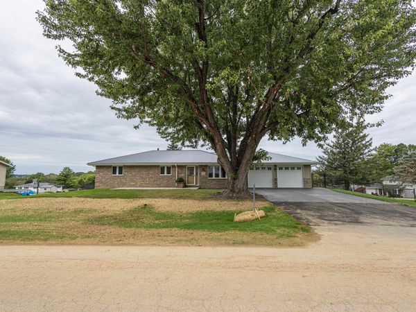 913 Arrowhead Drive, EAST DUBUQUE, IL 61025