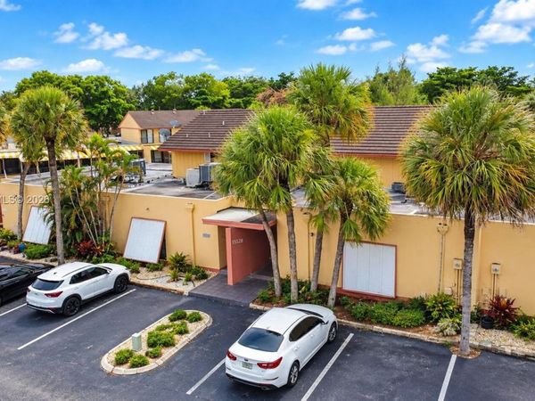 15528 Braemar Ct, Miami Lakes, FL 33014