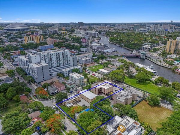 690 NW 3rd St , Miami, FL 33128