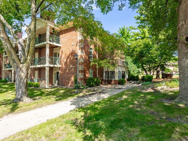 4910 Pleasant Street, Unit 14, West Des Moines, IA 50266