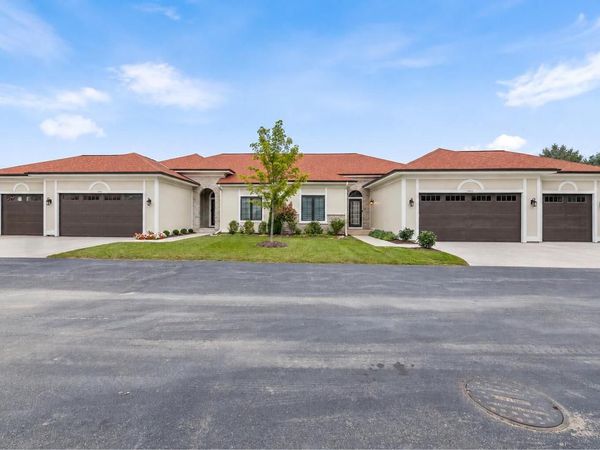 1611 Vico PASS, Unit 22, Oconomowoc, WI 53066