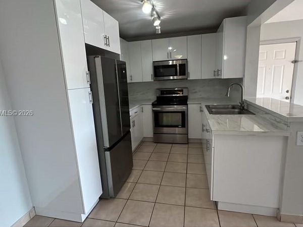 200 W Palm Cir W, Unit 104, Pembroke Pines, FL 33025
