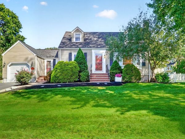 8 Sunnyfield Road, Bedford, MA 01730