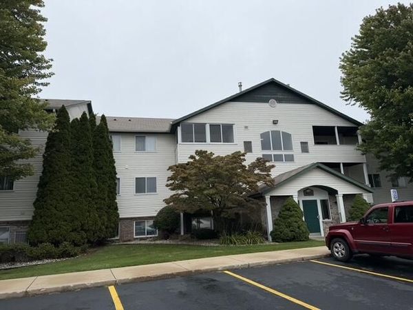 5821 Crosswinds Drive, Unit 31, Norton Shores, MI 49444