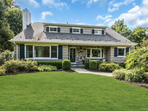 18 Briarcliff Place , Huntington, NY 11743