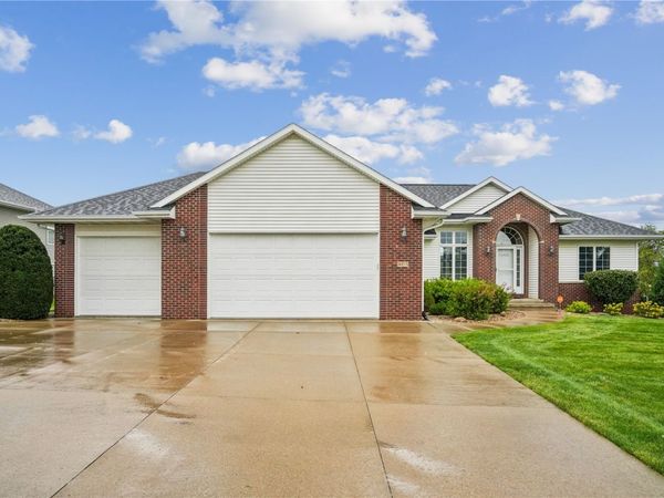 403 Wildflower Dr , Fairfax, IA 52228