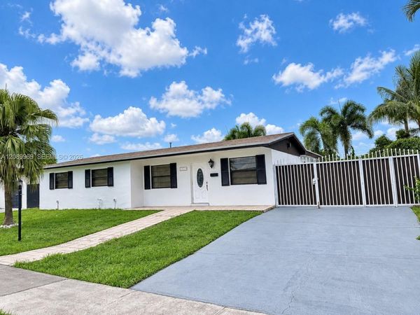 18310 NW 85th Ave , Hialeah, FL 33015