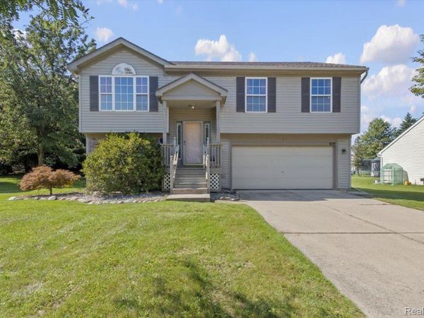 659 Andover Woods Drive, Fenton, Mi 48430