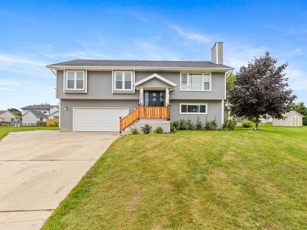 1096 E Libby Ct, Oak Creek, WI 53154