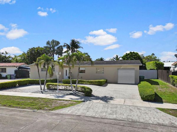 8530 NW 179th St , Hialeah, FL 33015