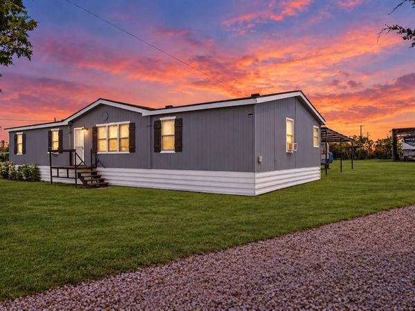 208 Rhett Court, Aurora, TX 76078