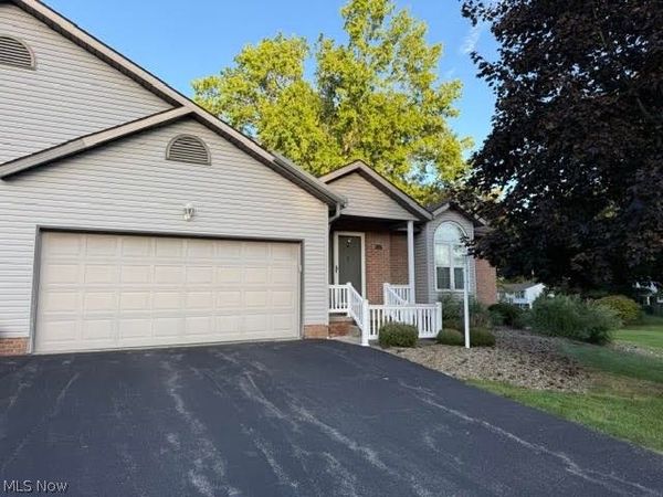 1315 Surrey Point Drive SE, Warren, OH 44484