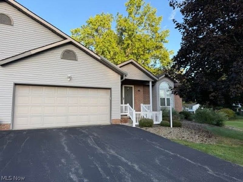 1315 Surrey Point Drive SE, Warren, OH 44484 Photo 1