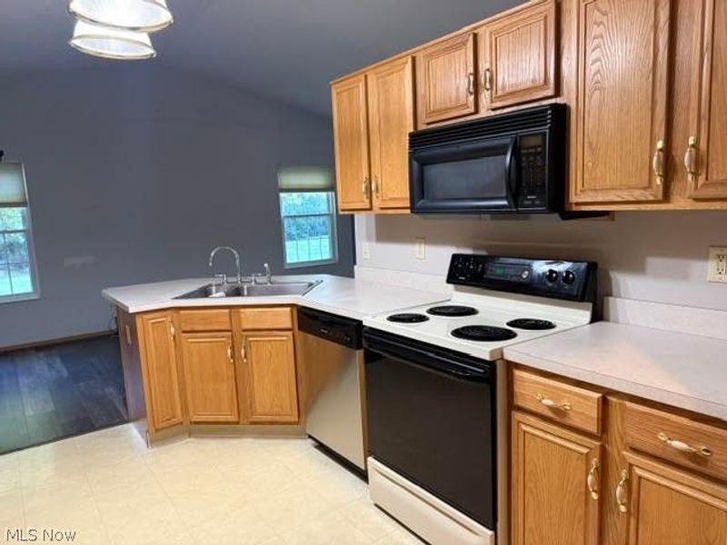 1315 Surrey Point Drive SE, Warren, OH 44484 Photo 8
