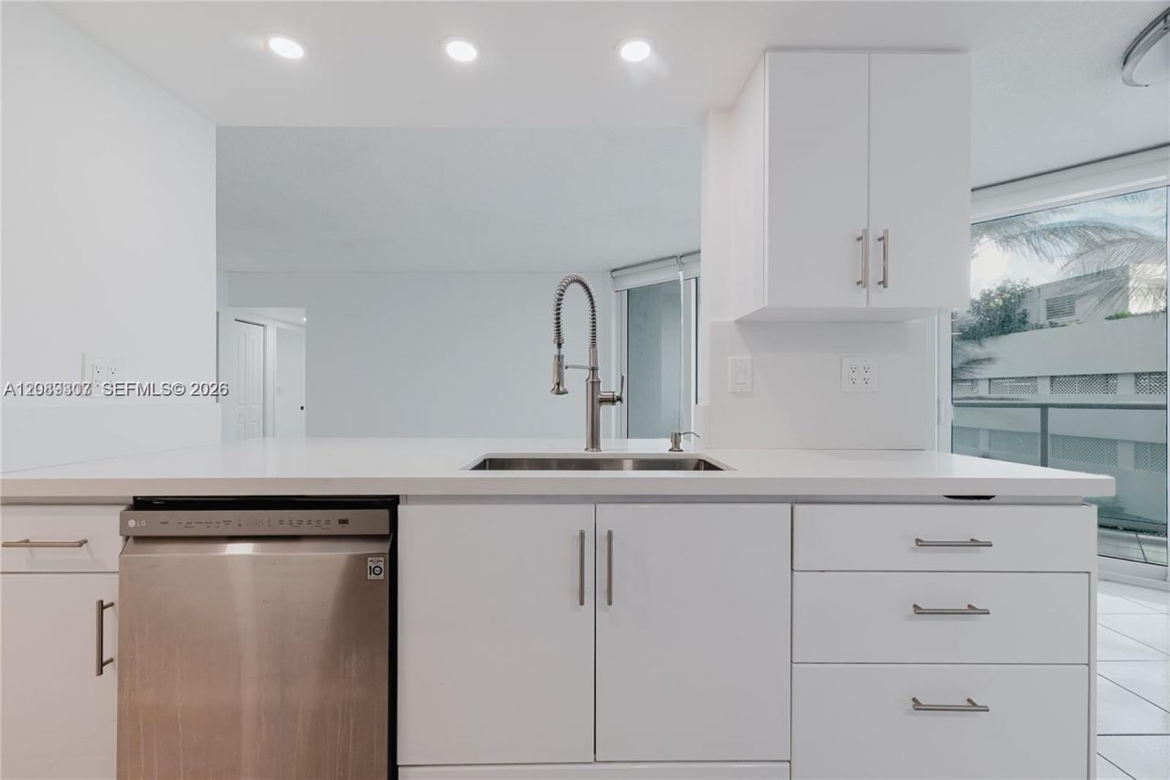 16485 Collins Ave , Unit 338, Sunny Isles Beach, FL 33160 Photo