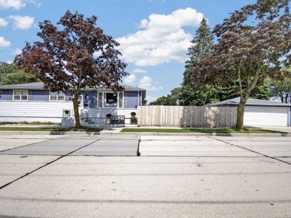 744 Shoreland Dr, Racine, WI 53402