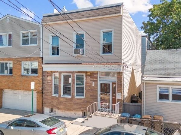 6722 Jackson St, Guttenberg, NJ 07093