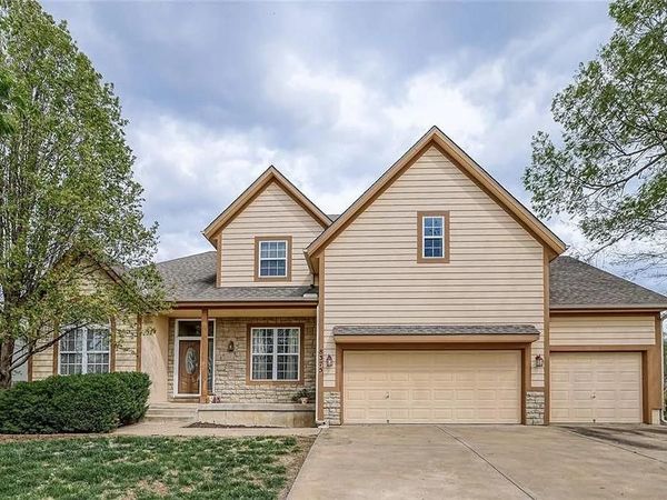 8375 Timber Trails Drive, De Soto, KS 66018