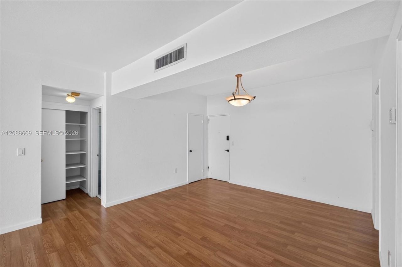 1880 S Treasure Dr, Unit 4M, North Bay Village, FL 33141 Photo