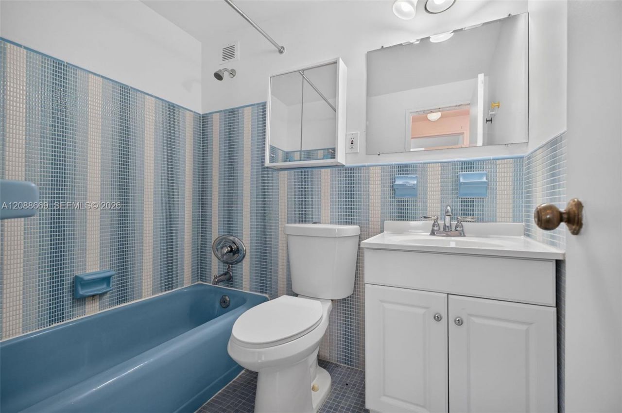 1880 S Treasure Dr, Unit 4M, North Bay Village, FL 33141 Photo