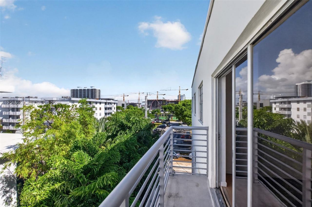 1880 S Treasure Dr, Unit 4M, North Bay Village, FL 33141 Photo