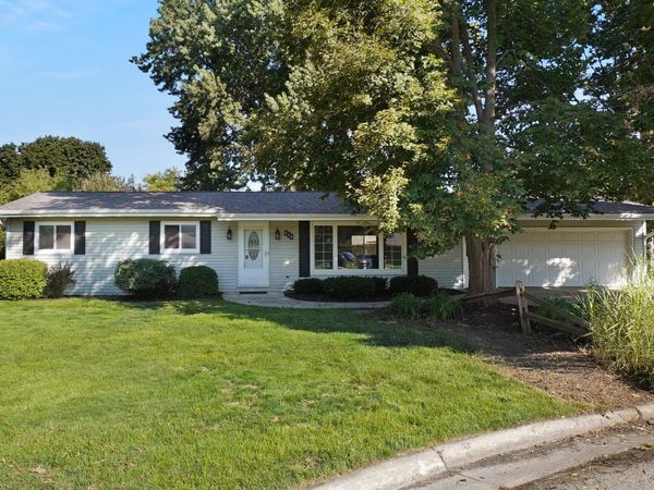 668 Tulip Ct, Oconomowoc, WI 53066