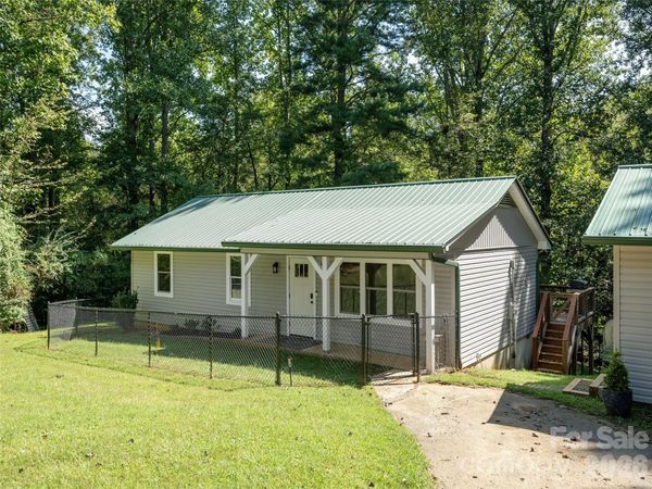 4103 Turnpike Road , Horse Shoe, NC 28742