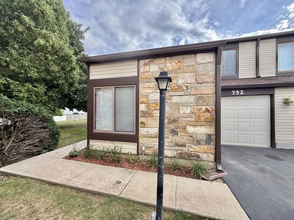 752 Biloxie Court , Unit 752, Carol Stream, IL 60188