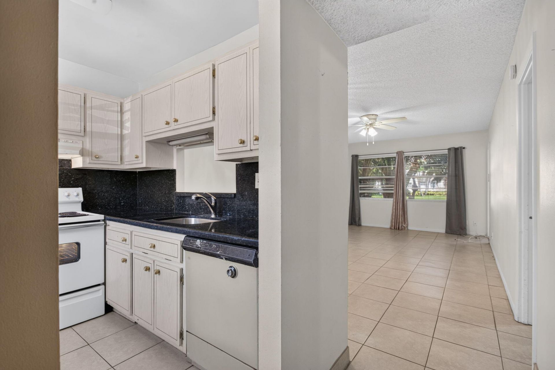 5181 W Oakland Park Boulevard, Unit 104, Lauderdale Lakes, FL 33313 Photo