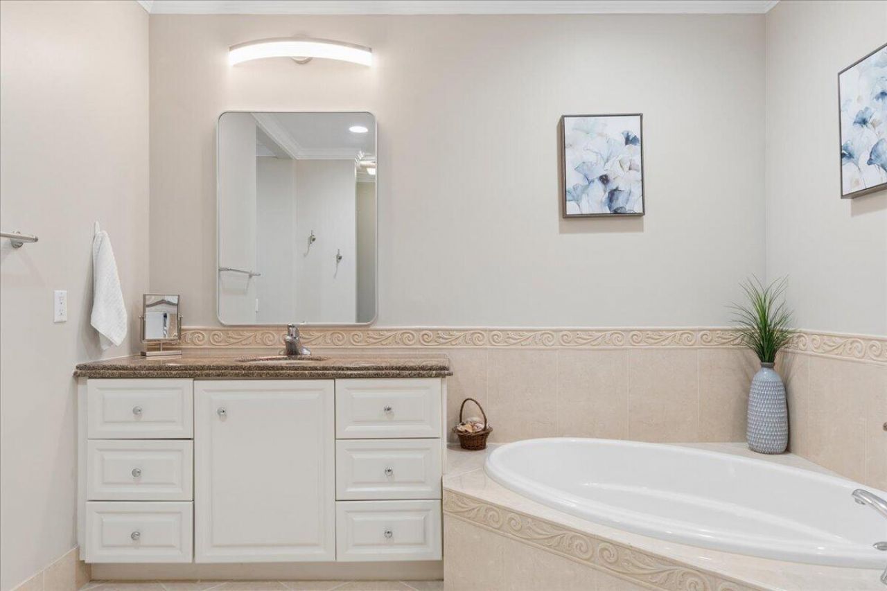 19 Harbour Isle Drive W, Unit 202, Fort Pierce, FL 34949 Photo