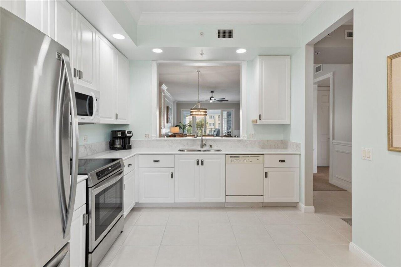 19 Harbour Isle Drive W, Unit 202, Fort Pierce, FL 34949 Photo