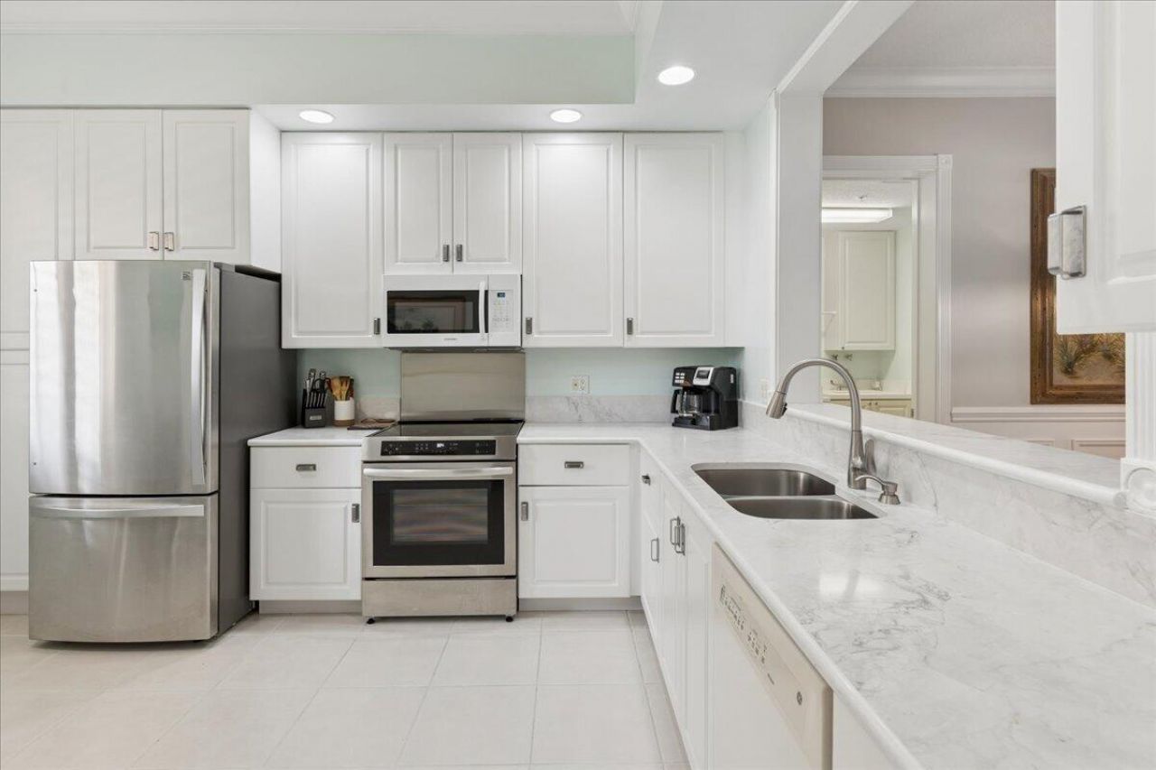 19 Harbour Isle Drive W, Unit 202, Fort Pierce, FL 34949 Photo