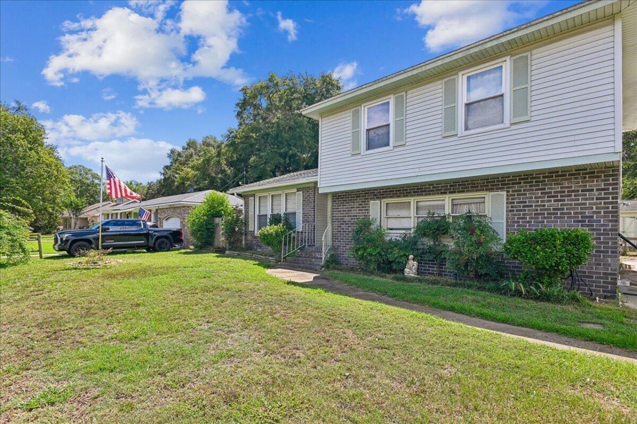 1263 Honeysuckle Lane Photo 4