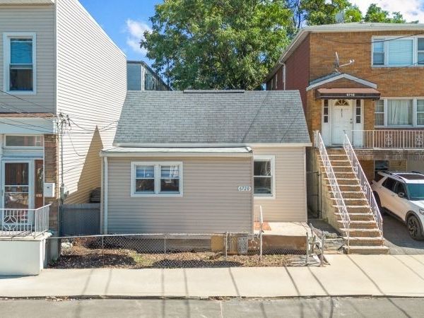 6720 Jackson St, Guttenberg, NJ 07093