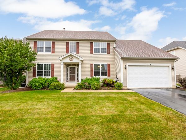 718 Versailles Parkway , Oswego, IL 60543