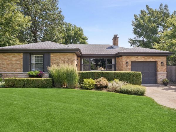 17 Golf Avenue, Clarendon Hills, IL 60514