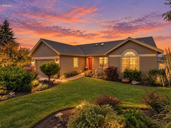 954 Yosemite Falls Drive, Redmond, OR 97756