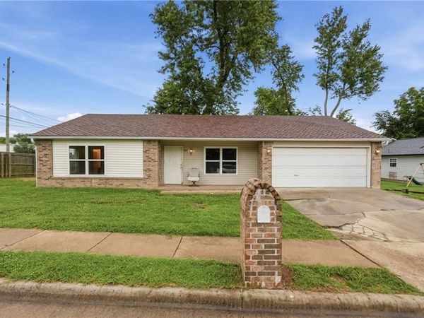 600 Huckleberry Lane , Springdale, AR 72764