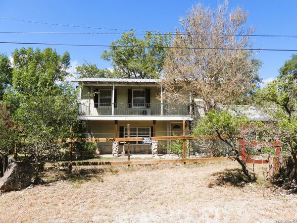 484 Avenue R, Lakehills, TX 78063