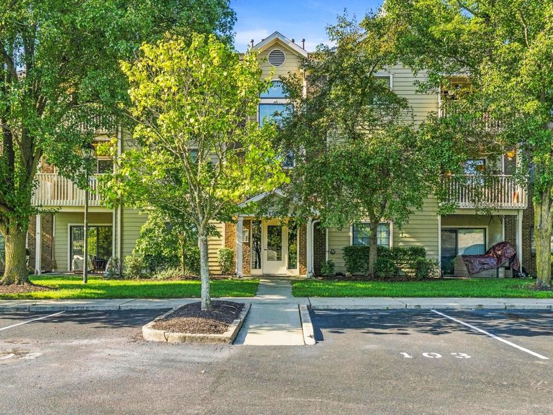 6823 Meadow Creek Drive, Unit 208, Columbus, OH 43235 Photo 2