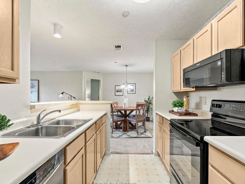 6823 Meadow Creek Drive, Unit 208, Columbus, OH 43235 Photo 23